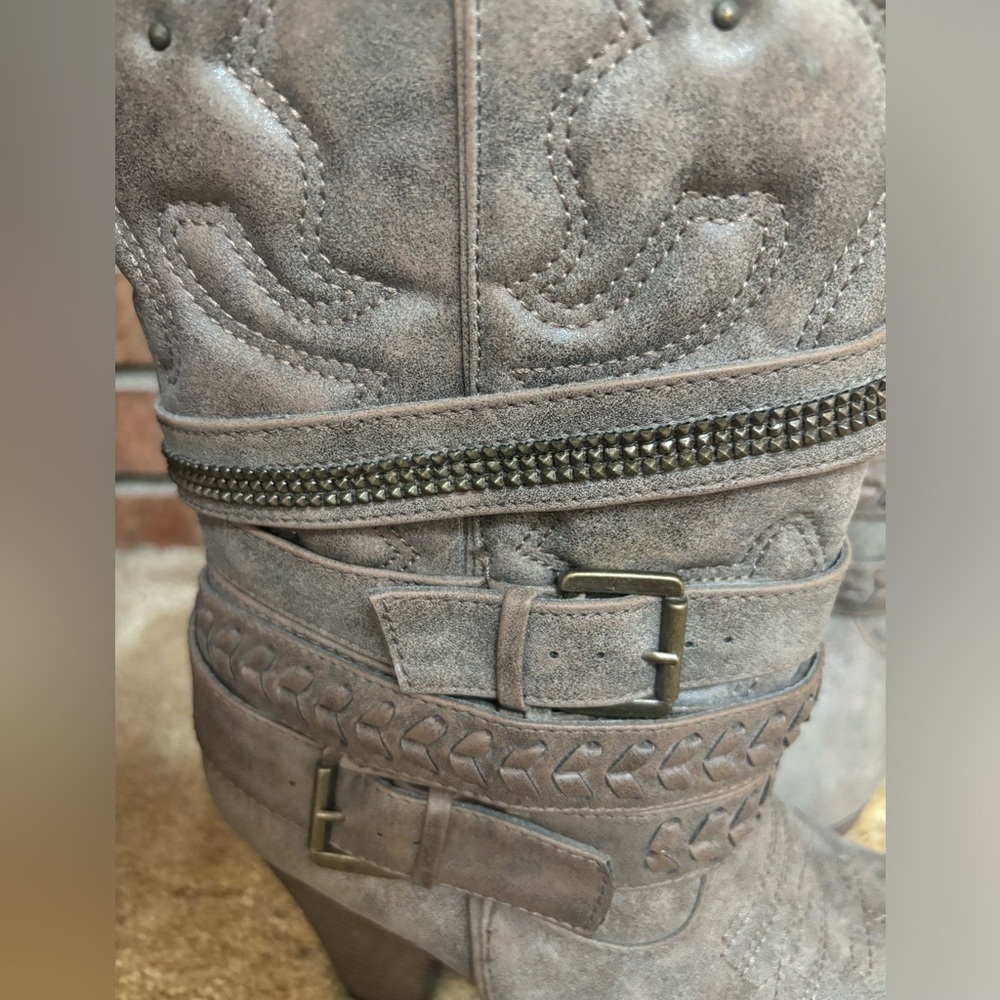 🖤MIA STRAPPY BUCKLE STUDDED GRAY FAUX LEATHER HEELED CALF HIGH BOOTS SIZE 8🖤 - Picture 7 of 12